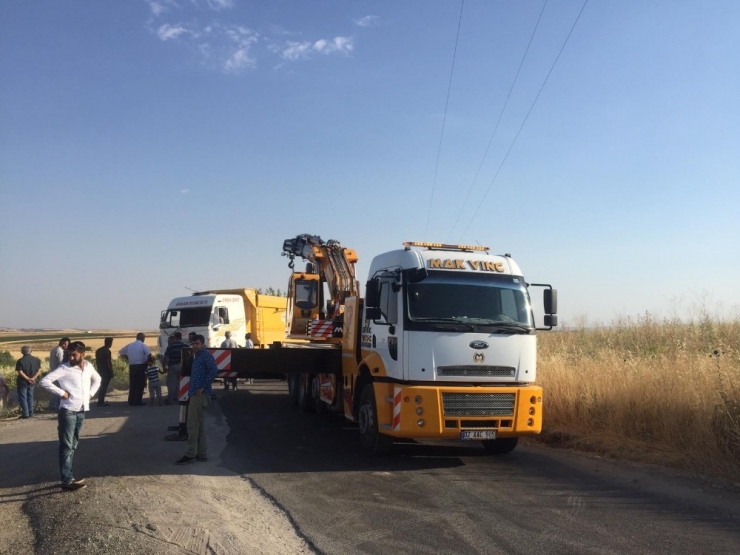 Asfalt Yüklü Kamyon Devrildi, Sürücü Yara Almadan Kurtuldu