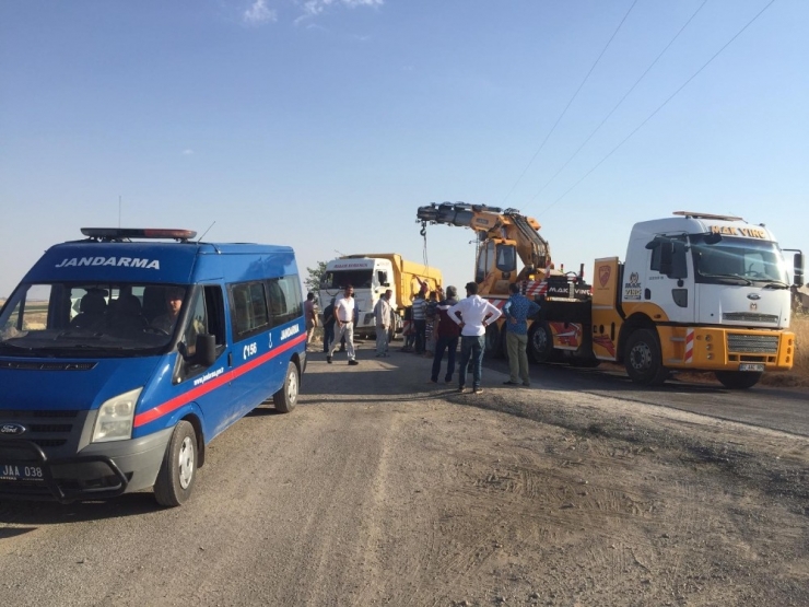 Asfalt Yüklü Kamyon Devrildi, Sürücü Yara Almadan Kurtuldu