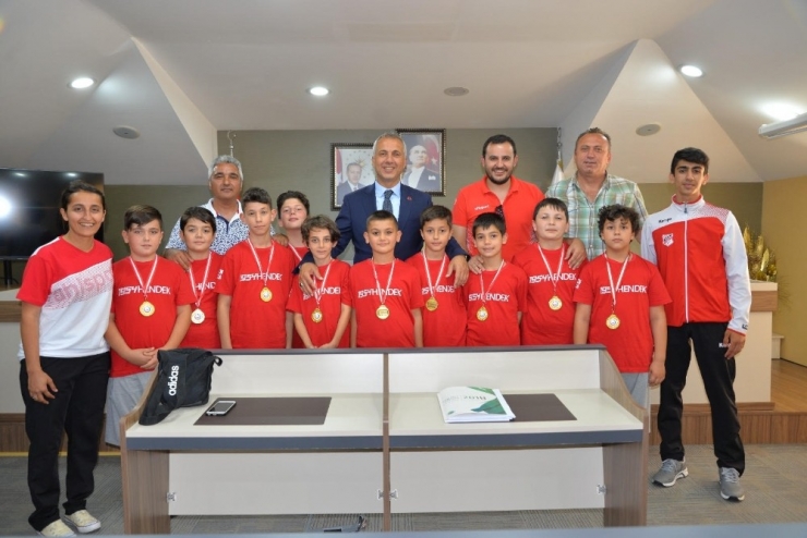 Minikler Hentbol’da Gururlandırdı