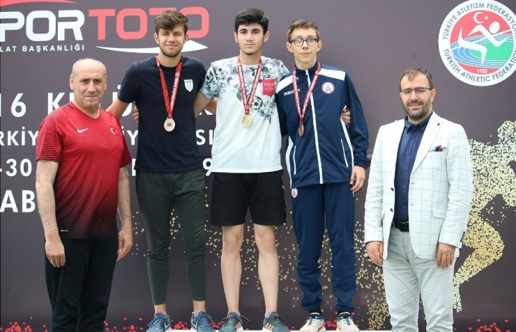 Osmangazili Atletlerin Madalya Coşkusu