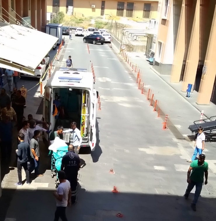 Akıma Kapılan 18 Yaşındaki İnşaat İşçisi Ağır Yaralandı