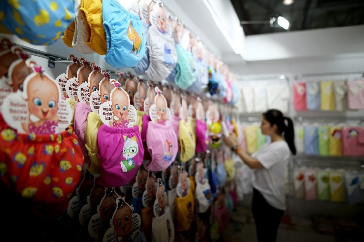 Dünya Çocuklarını Bursa Giydiriyor