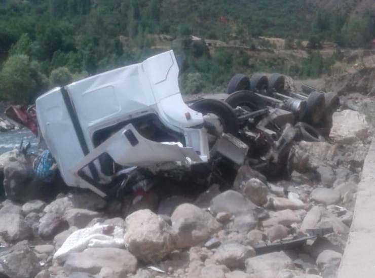 Bingöl’de Tır Dereye Yuvarlandı: 1 Yaralı