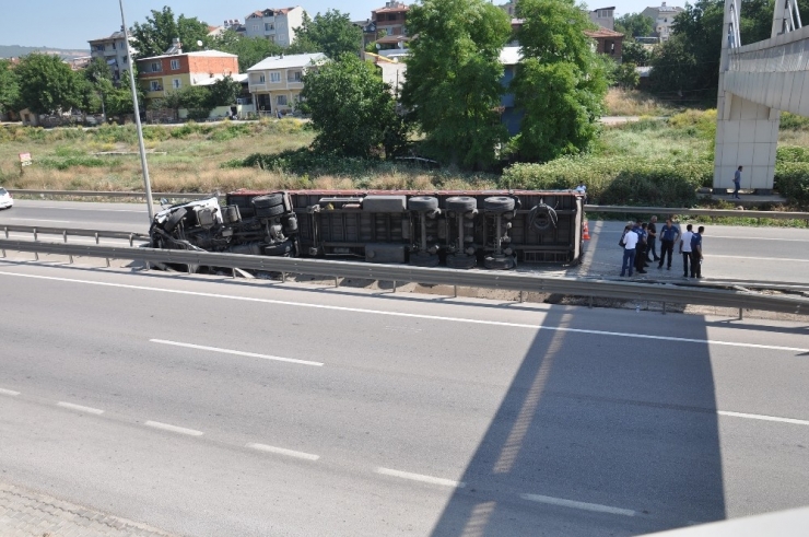Çekirdek Yükü Tır Devrildi