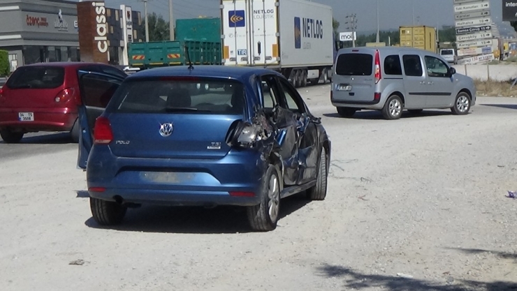 Tır, Sıkıştırdığı Otomobili Metrelerce Sürükledi