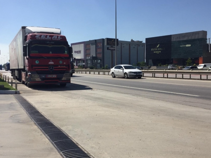 Tır, Sıkıştırdığı Otomobili Metrelerce Sürükledi