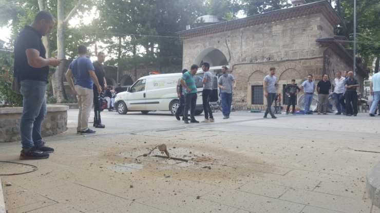 Tarihi Caminin Bahçesinde Doğalgaz Borusu Patladı