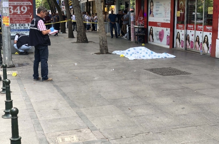 Eşi Ve Bebeğinin Önünde Öldürüldü