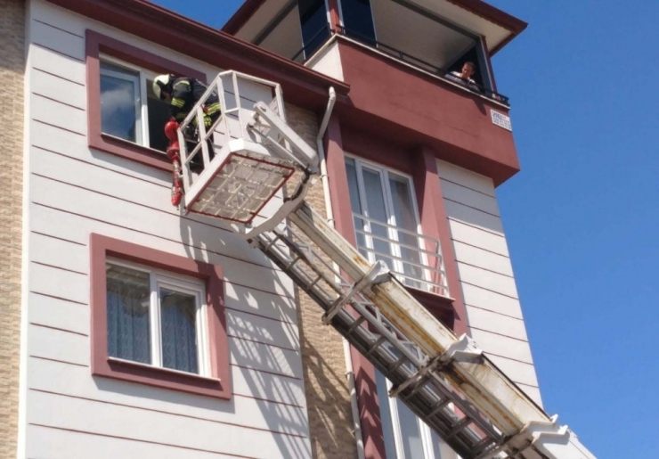 Odasında Mahsur Kalan 3 Yaşındaki Kızı İtfaiye Merdivenle Kurtardı