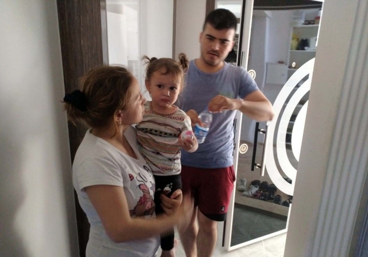 Odasında Mahsur Kalan 3 Yaşındaki Kızı İtfaiye Merdivenle Kurtardı