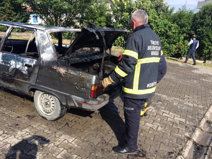 Hastane Bahçesinde Araç Alev Alev Yandı