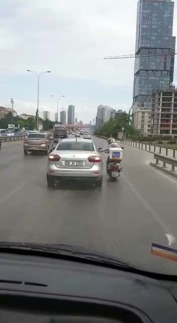 Arızalanan Motosikletiyle Otomobilin Camına Tutunup Seyahat Eden Motosikletli Kamerada