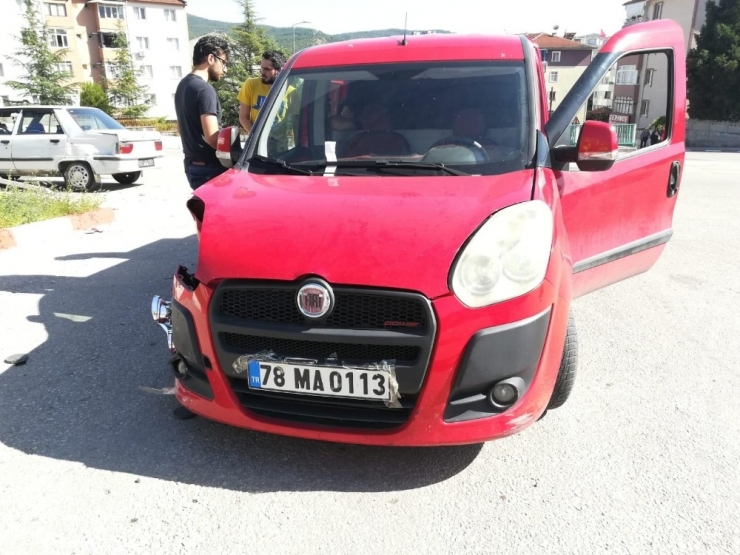 Hafif Ticari Araç İle Otomobil Kavşakta Çarpıştı: 2 Yaralı