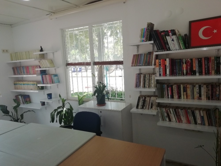 Kadın Muhtar Boş Teslim Aldığı Muhtarlığa Kütüphane Yaptı