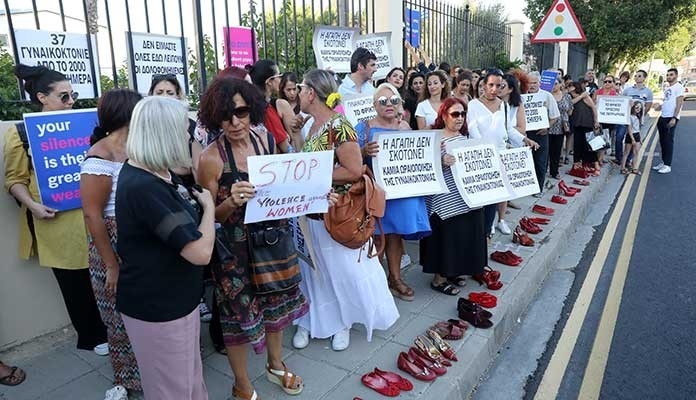 Güney Kıbrıs’ta "Kırmızı Ayakkabılı" Protesto