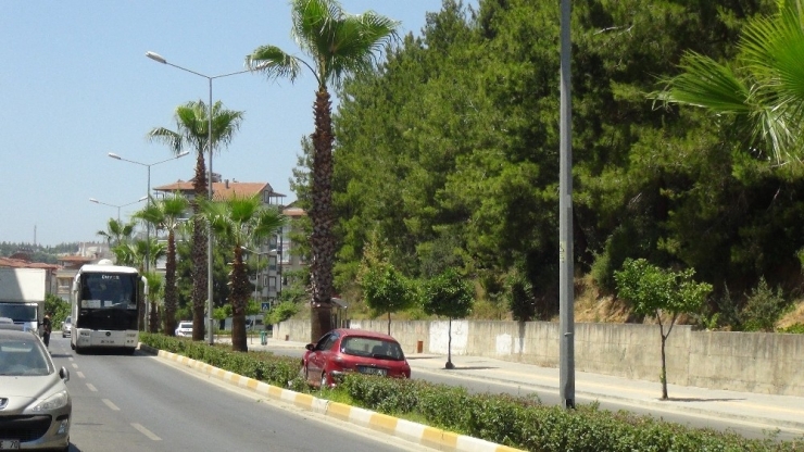 Virajı Alamayıp Refüje Çıktı: 1 Yaralı