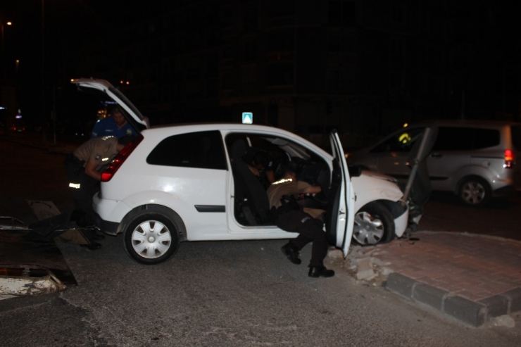 "Dur" İhtarına Uymayan Sürücü, Polisten Kaçarken Kaza Yaptı