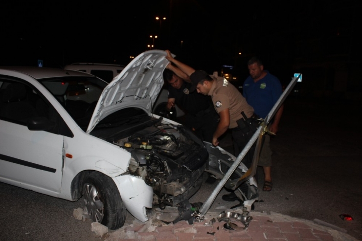 "Dur" İhtarına Uymayan Sürücü, Polisten Kaçarken Kaza Yaptı