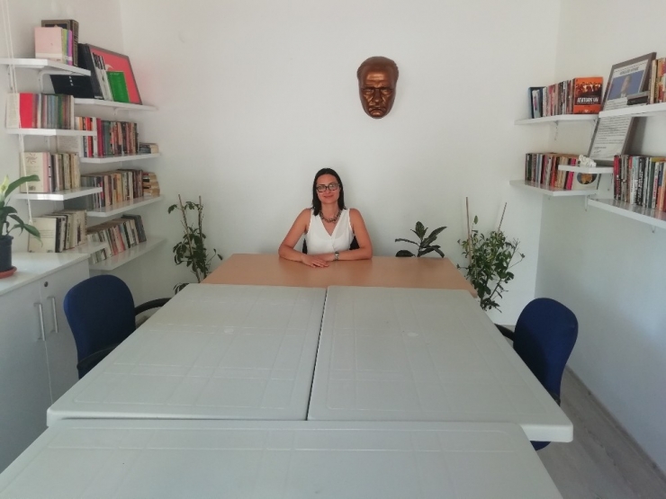 Kadın Muhtar Boş Teslim Aldığı Muhtarlığa Kütüphane Yaptı