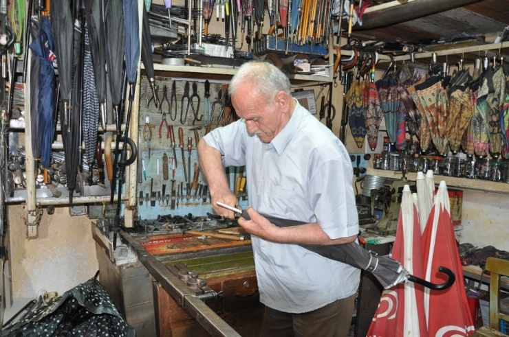 Bu Meslek Türkiye’de Sayılı: Şemsiye Tamirciliği