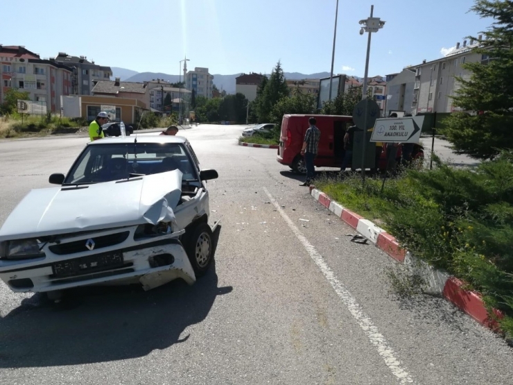Hafif Ticari Araç İle Otomobil Kavşakta Çarpıştı: 2 Yaralı