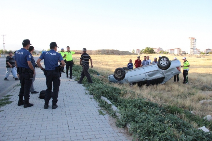 Kontrolden Çıkan Otomobil Takla Attı: 2 Yaralı