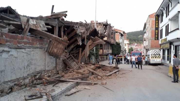 Kastamonu’da 3 Katlı Tarihi Bina Çöktü
