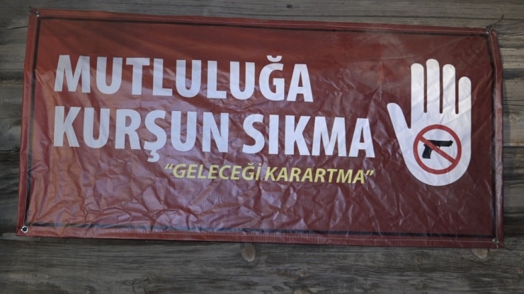 Köy Muhtarı Dev Afiş Yaptırıp Köy Meydanına Astı