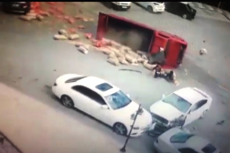 Malatya’da 6 Kişinin Yaralandığı Kaza Güvenlik Kamerasına Yansıdı