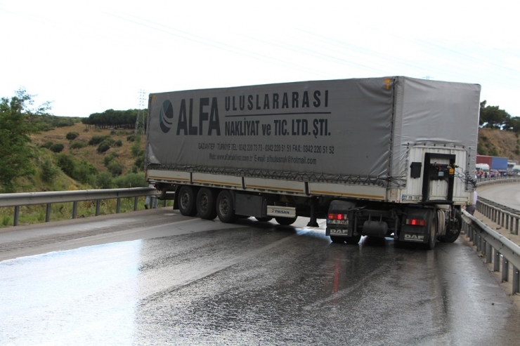 Kontrolden Çıkan Tır, Karayolunu Trafiğe Kapattı