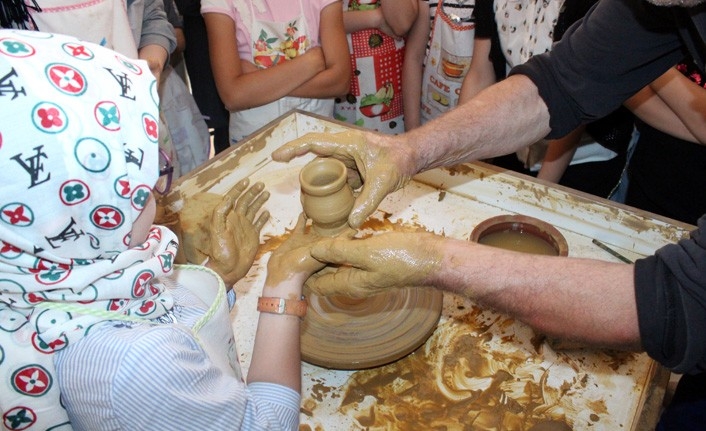 Minik Eller Çömlek Yaptı