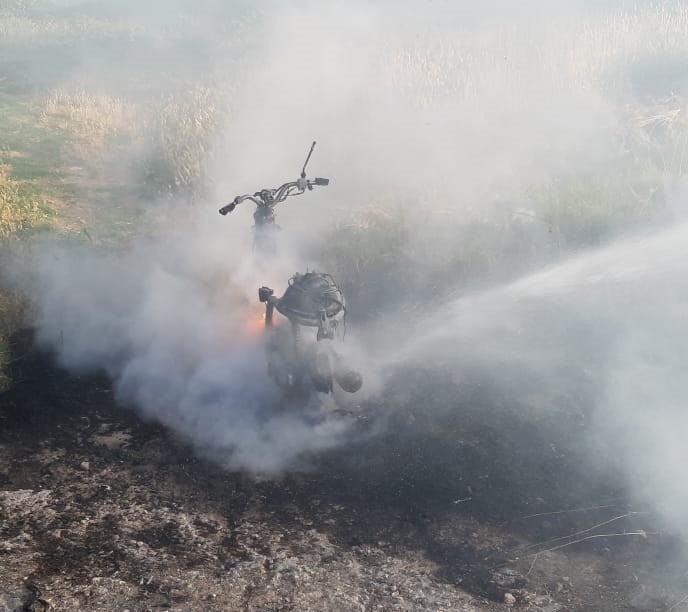 Ayvalık’ta Zeytinlik Alanda Park Halindeki Motosiklet Küle Döndü