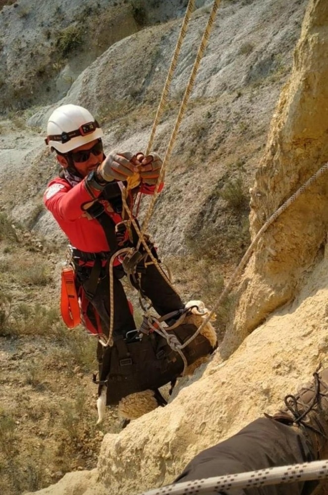Dağda Mahsur Kalan Keçileri Akut Kurtardı