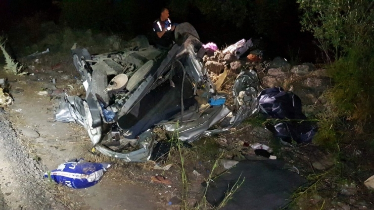 Karşı Şeride Geçen Panelvan, Tırla Kafa Kafaya Çarpıştı: 2 Ölü, 2 Yaralı