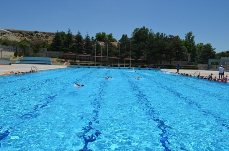 Olimpik Açık Yüzme Havuzu Her Gün Hizmet Verecek
