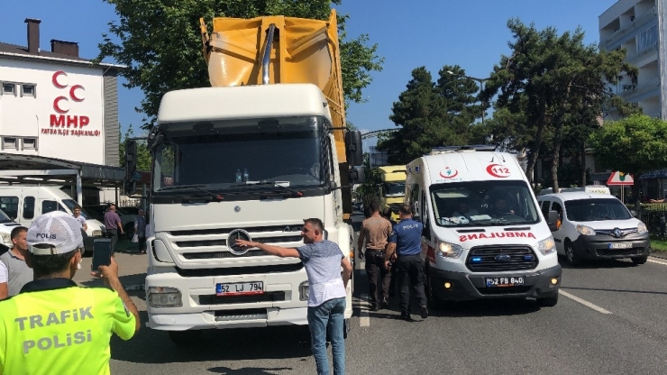 Damperi Açılan Kamyon Üst Geçide Çarptı: 1 Yaralı