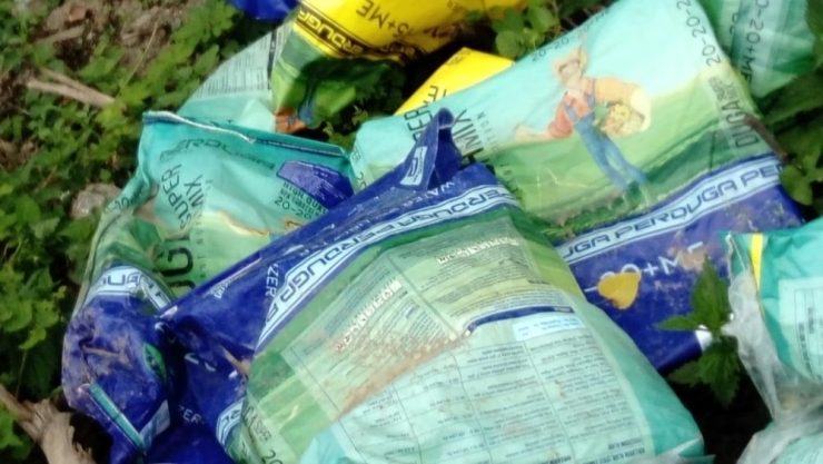 Mudurnu Çayı Kenarına Atılan Kimyasal Madde Çuvalları Tepkiye Neden Oldu