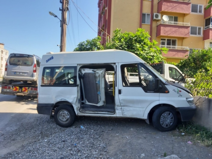 Kamyonetle Çarpışan Minibüs 3 Araca Daha Çarptı: 7 Yaralı
