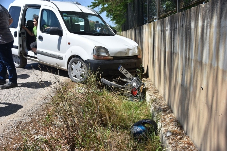 Kamyonet Motosiklete Çarptı: 1 Yaralı
