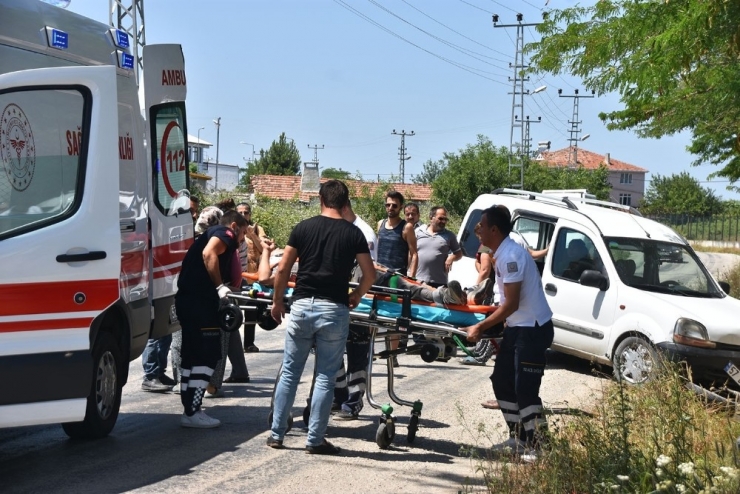 Kamyonet Motosiklete Çarptı: 1 Yaralı