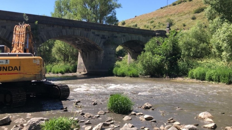 Tarihi Taş Köprünün Onarımı Yapılıyor