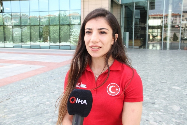 Evin Demirhan: “Ben Bir Tarih Yaşamak İstiyorum”