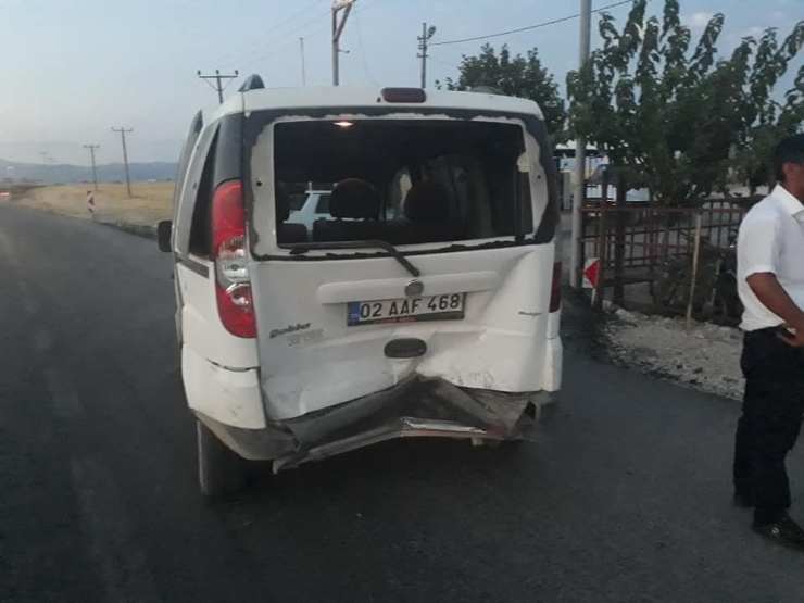 Hafif Ticari Araç İle Otomobil Çarpıştı: 4 Yaralı