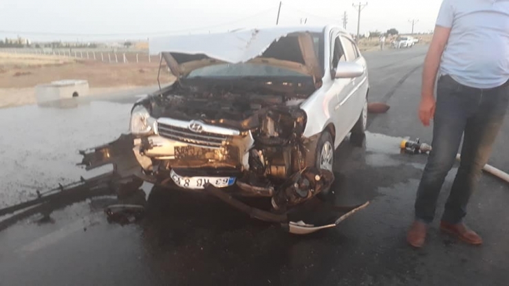 Hafif Ticari Araç İle Otomobil Çarpıştı: 4 Yaralı