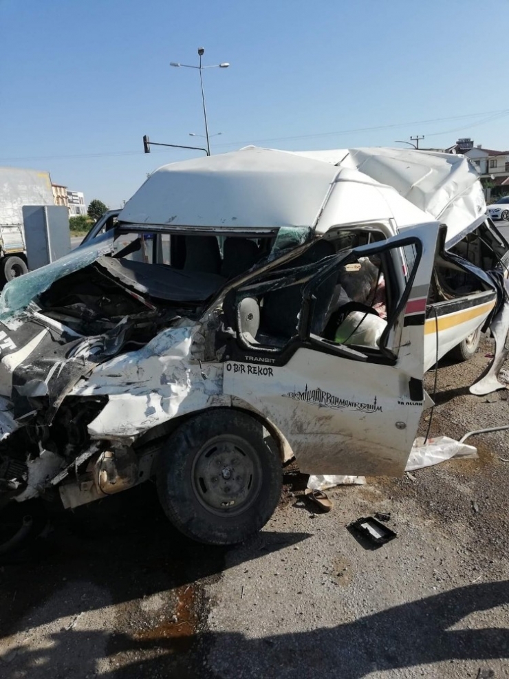 Afyonkarahisar’da Tır İle Minibüs Çarpıştı, 14 Yaralı