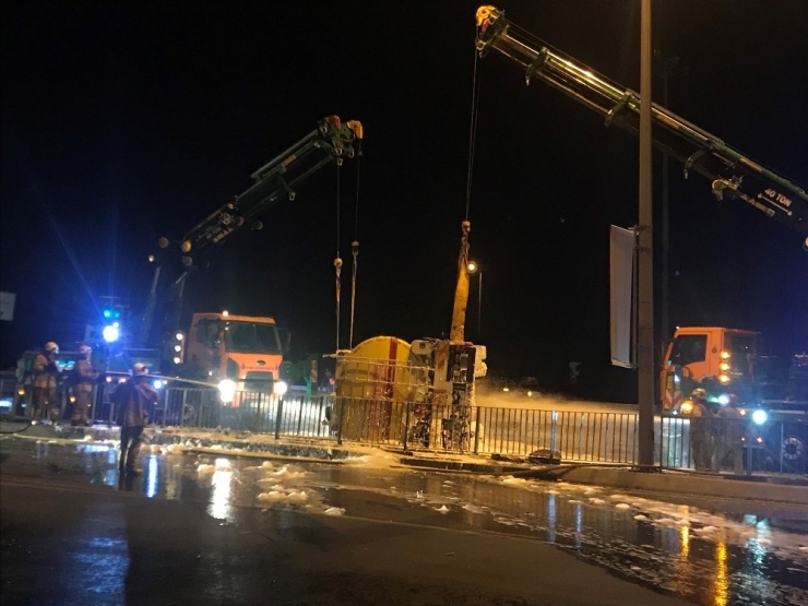 Avcılar’da Devrilen Yakıt Tankerinin Kaldırılmasıyla Yol 4 Saat Sonra Trafiğe Açıldı