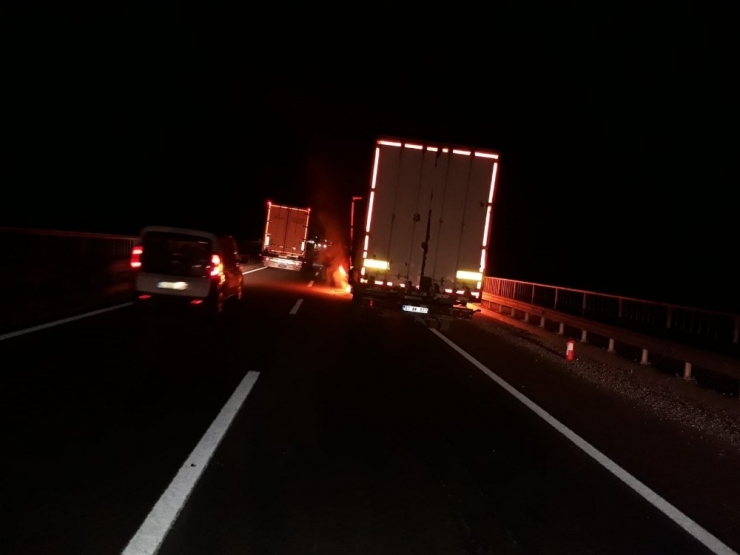 Bilecik’te Lastiği Patlayan Tır Alev Aldı