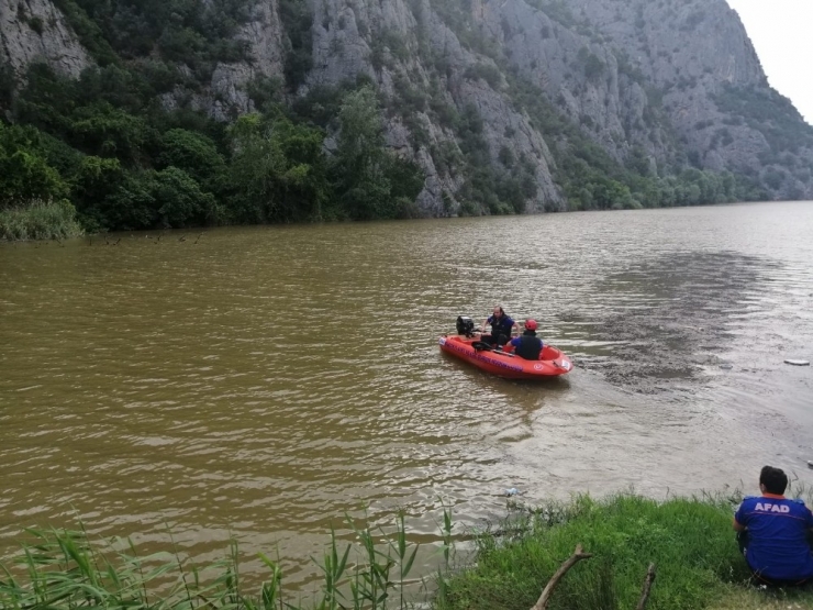 Sakarya Nehri Kenarında Mahsur Kalan 2 Kişiyi Afad Kurtardı