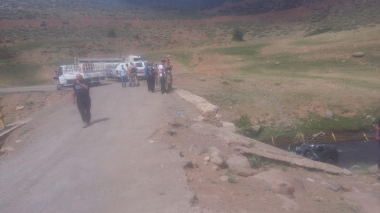 Otomobil Dereye Yuvarlandı: 1 Ölü, 1 Yaralı