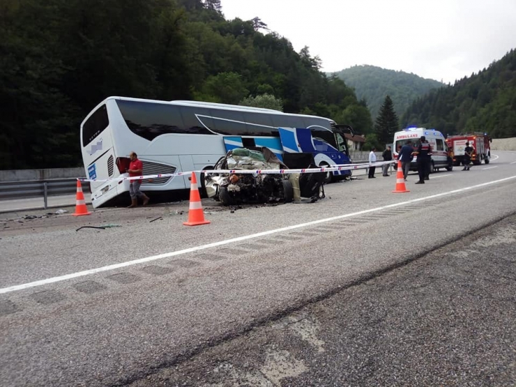 Otobüsle Çarpışan Otomobilin Sürücüsü Uzman Çavuş Hayatını Kaybetti